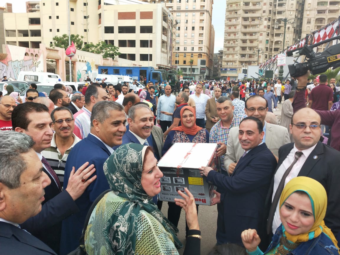 مستقبل وطن بالبحيرة يوزع 20 هدية بالسحب للمصلين و5000 لعبة للاطفال في عيد الفطر