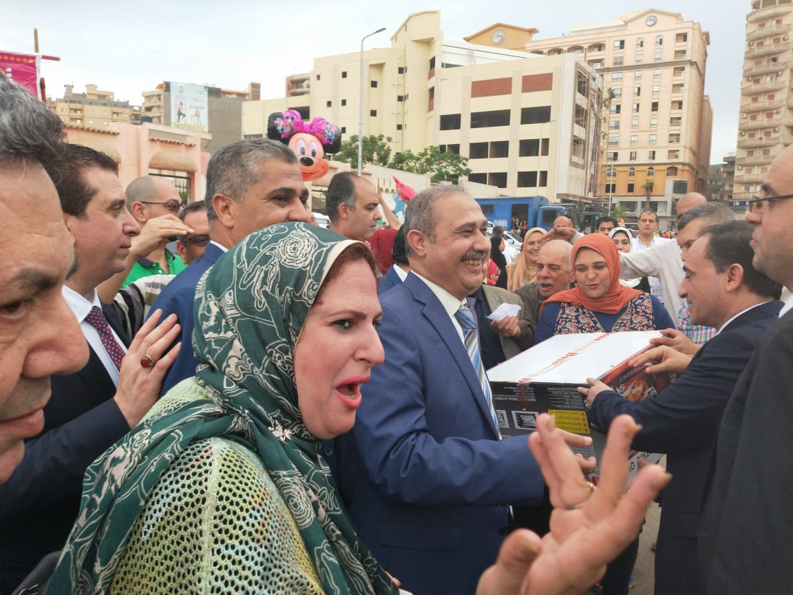 مستقبل وطن بالبحيرة يوزع 20 هدية بالسحب للمصلين و5000 لعبة للاطفال في عيد الفطر