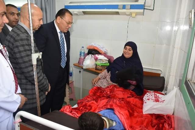 محافظ الشرقية  يرسم البسمة على مرضى مستشفى ههيا