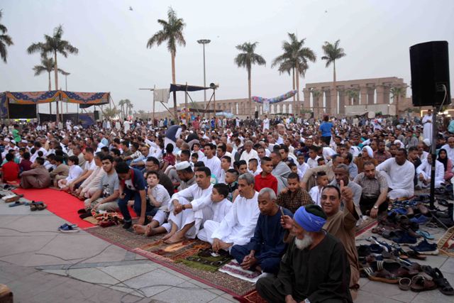 محافظ الأقصر وذوو الإحتياجات الخاصة يؤدون صلاة عيد الفطر بساحة أبو الحجاج 