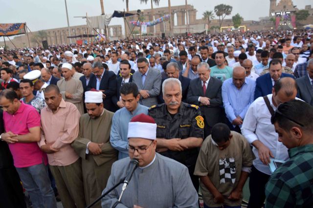 محافظ الأقصر وذوو الإحتياجات الخاصة يؤدون صلاة عيد الفطر بساحة أبو الحجاج 