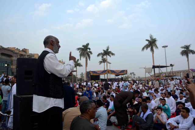 محافظ الأقصر وذوو الإحتياجات الخاصة يؤدون صلاة عيد الفطر بساحة أبو الحجاج 