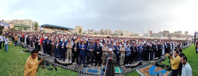 محافظ الأقصر وذوو الإحتياجات الخاصة يؤدون صلاة عيد الفطر بساحة أبو الحجاج 