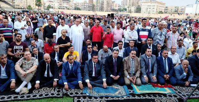 محافظ الأقصر وذوو الإحتياجات الخاصة يؤدون صلاة عيد الفطر بساحة أبو الحجاج 