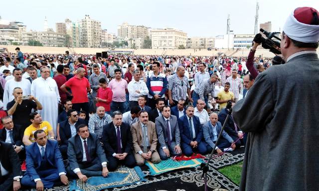 محافظ الأقصر وذوو الإحتياجات الخاصة يؤدون صلاة عيد الفطر بساحة أبو الحجاج 