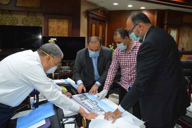 محافظ المنيا يبحث تطوير مصنع المنسوجات بالمنطقة الصناعية .صور