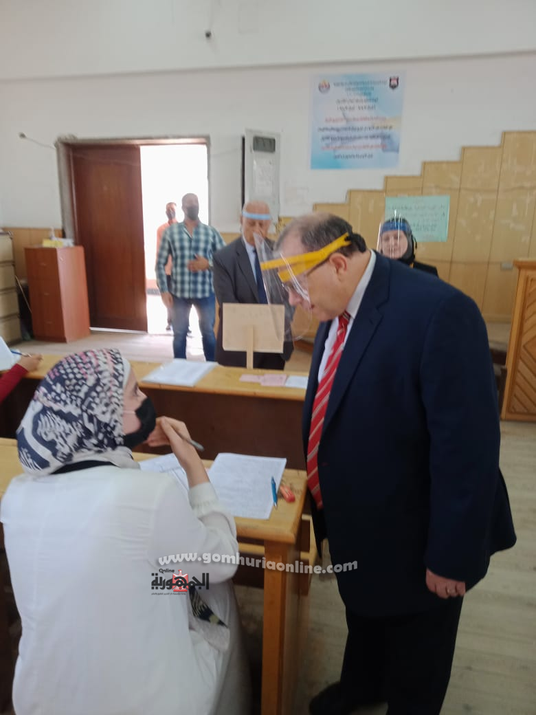 نائب رئيس جامعة السادات يتابع لجان امتحانات نهاية العام بكلية الحقوق