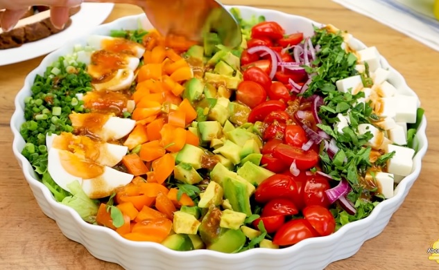 سلطة غنيه بالمواد الغذائية