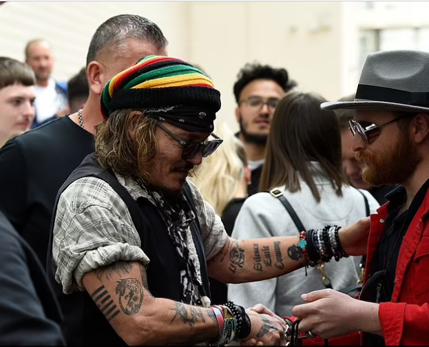 الجمهور يحاصر جوني ديب فى حفله الأخير والسعادة تغمرهم بعد فوزه على آمبر هيرد