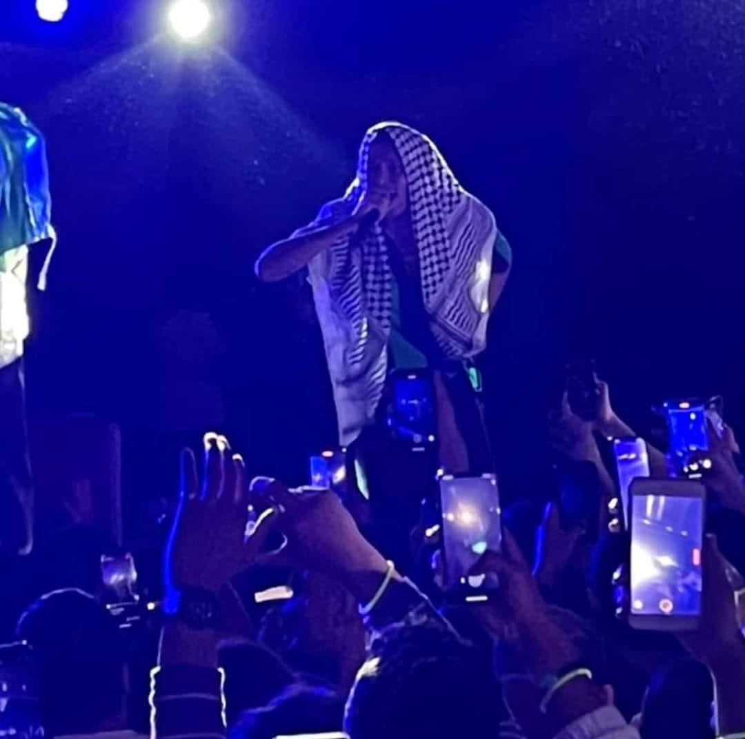 ويجز يرتدي علم فلسطين فى حفله بباريس 