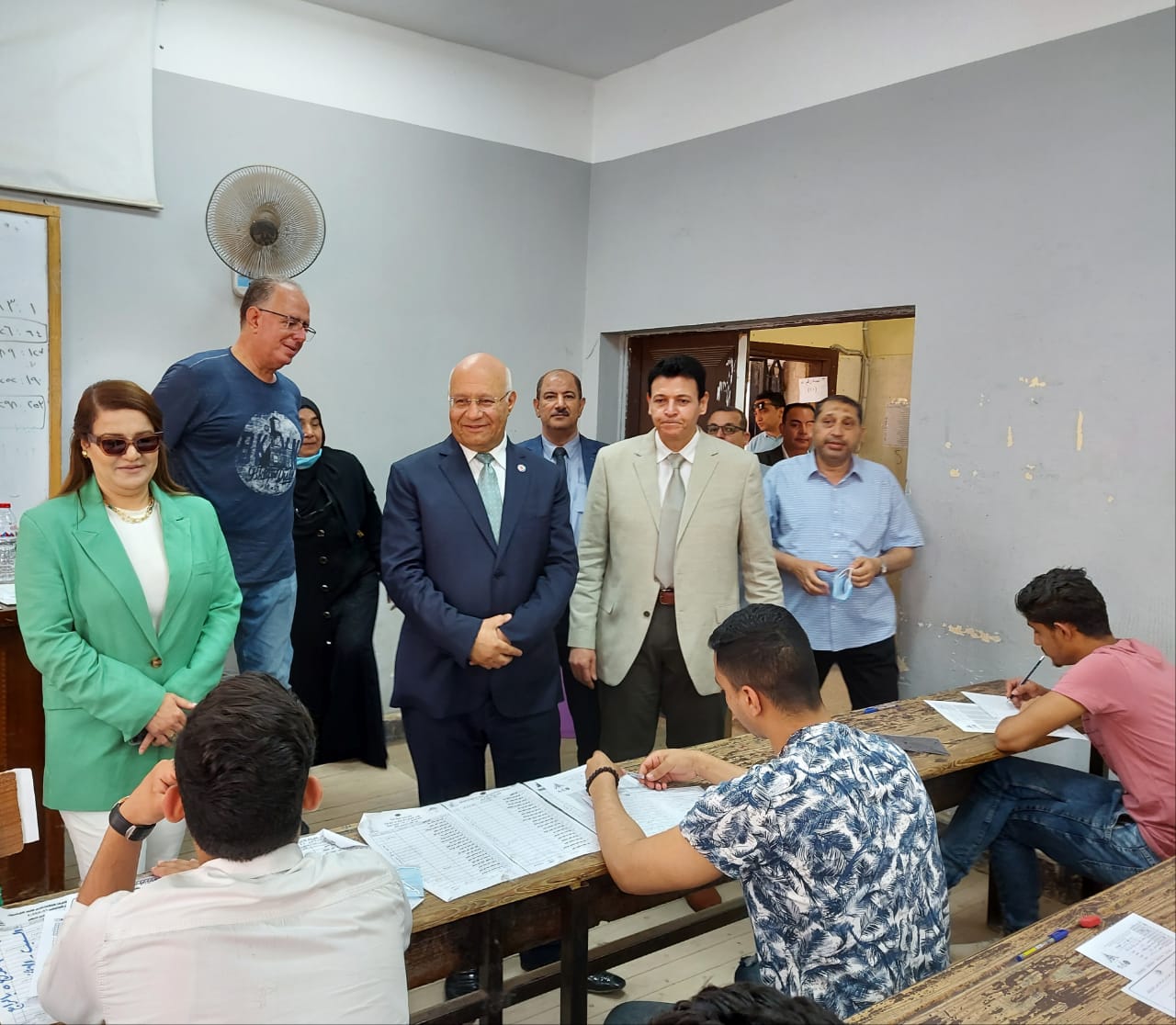 رئيس جامعة بنها يتفقد لجان الإمتحانات بكليتى الآداب والتجارة