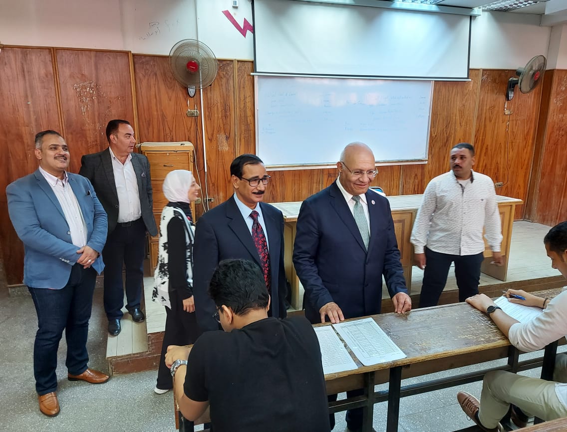 رئيس جامعة بنها يتفقد لجان الإمتحانات بكليتى الآداب والتجارة