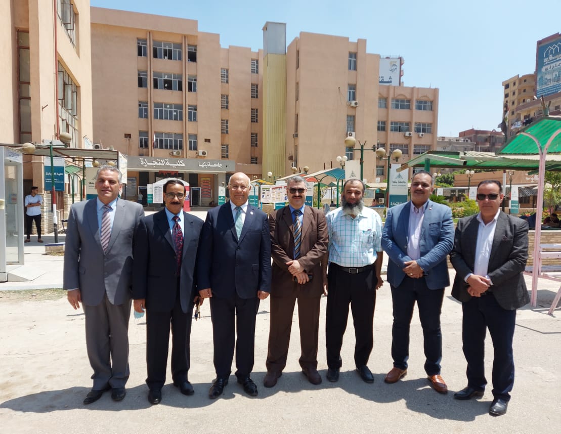 رئيس جامعة بنها يتفقد لجان الإمتحانات بكليتى الآداب والتجارة