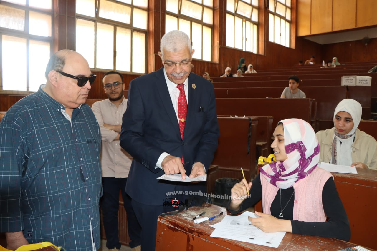 رئيس جامعة المنوفية يتفقد الإمتحانات بكليتي التجارة والحقوق 