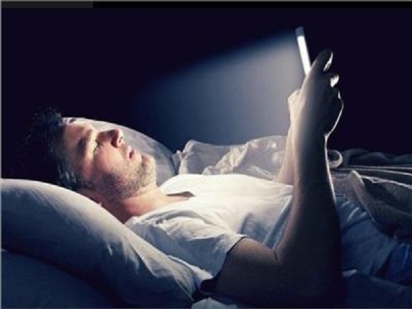 استخدام الهاتف قبل النوم