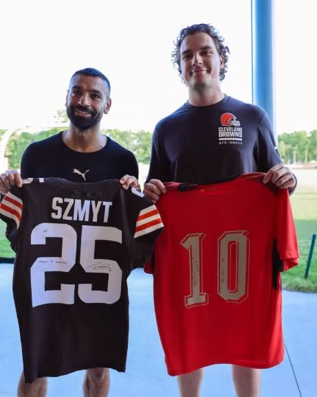 صلاح يتبادل قميص منتخب مصر مع نجم كليفلاند براونز