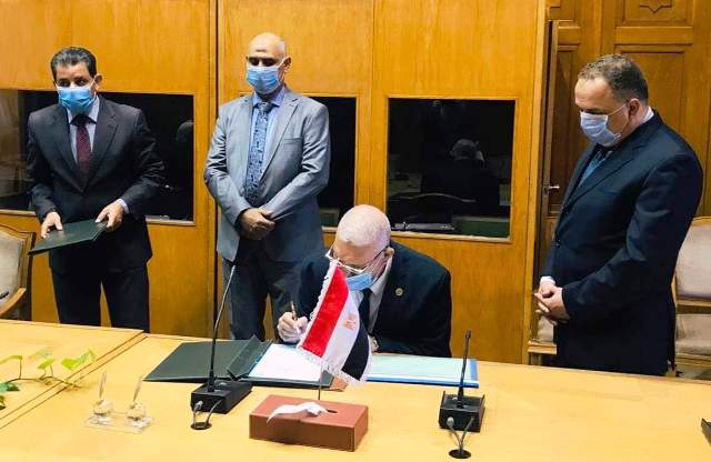 رئيس مصلحة الجمارك يوقع على إنضمام مصر لإتفاقية التعاون الجمركى العربى.. بالصور