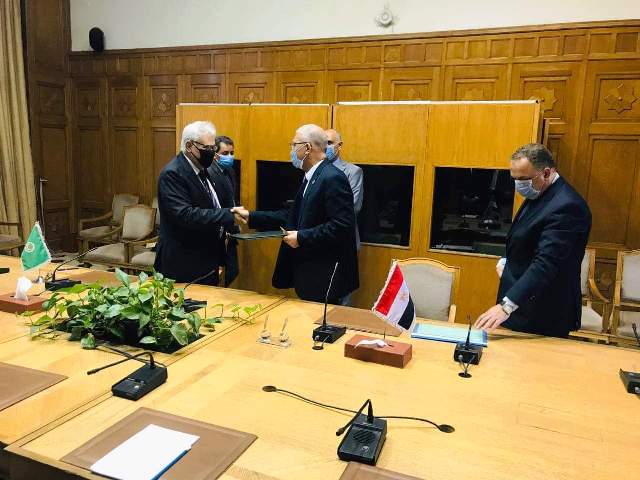 رئيس مصلحة الجمارك يوقع على إنضمام مصر لإتفاقية التعاون الجمركى العربى.. بالصور