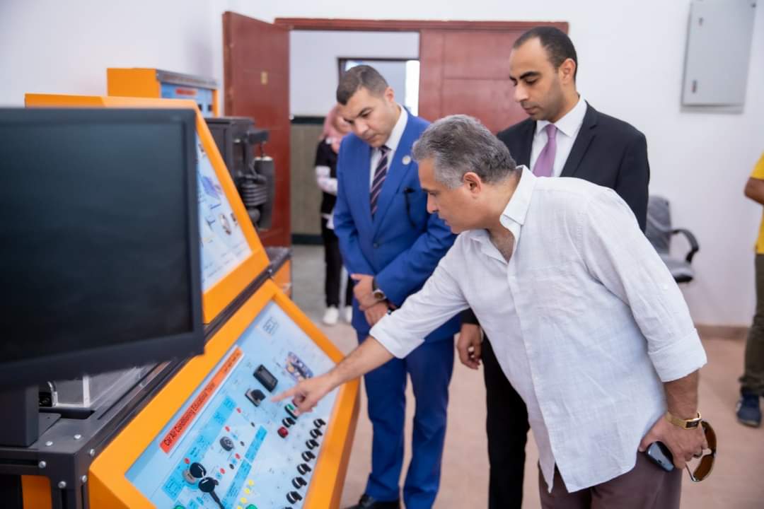 رئيس جامعة السويس  يستقبل أعضاء البرنامج الرئاسي لتأهيل التنفيذيين للقيادة EPLP 
