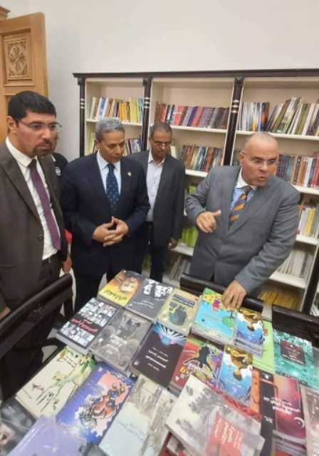 وكيل وزارة الثقافه يبتفقد المعرض مع مدير البطريركيه