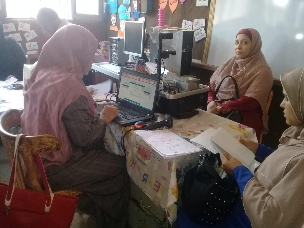 ١٧٠ سيدة يستفدن من قافلة قومي المرأه باسيوط لاستخراج بطاقة الرقم القومي 