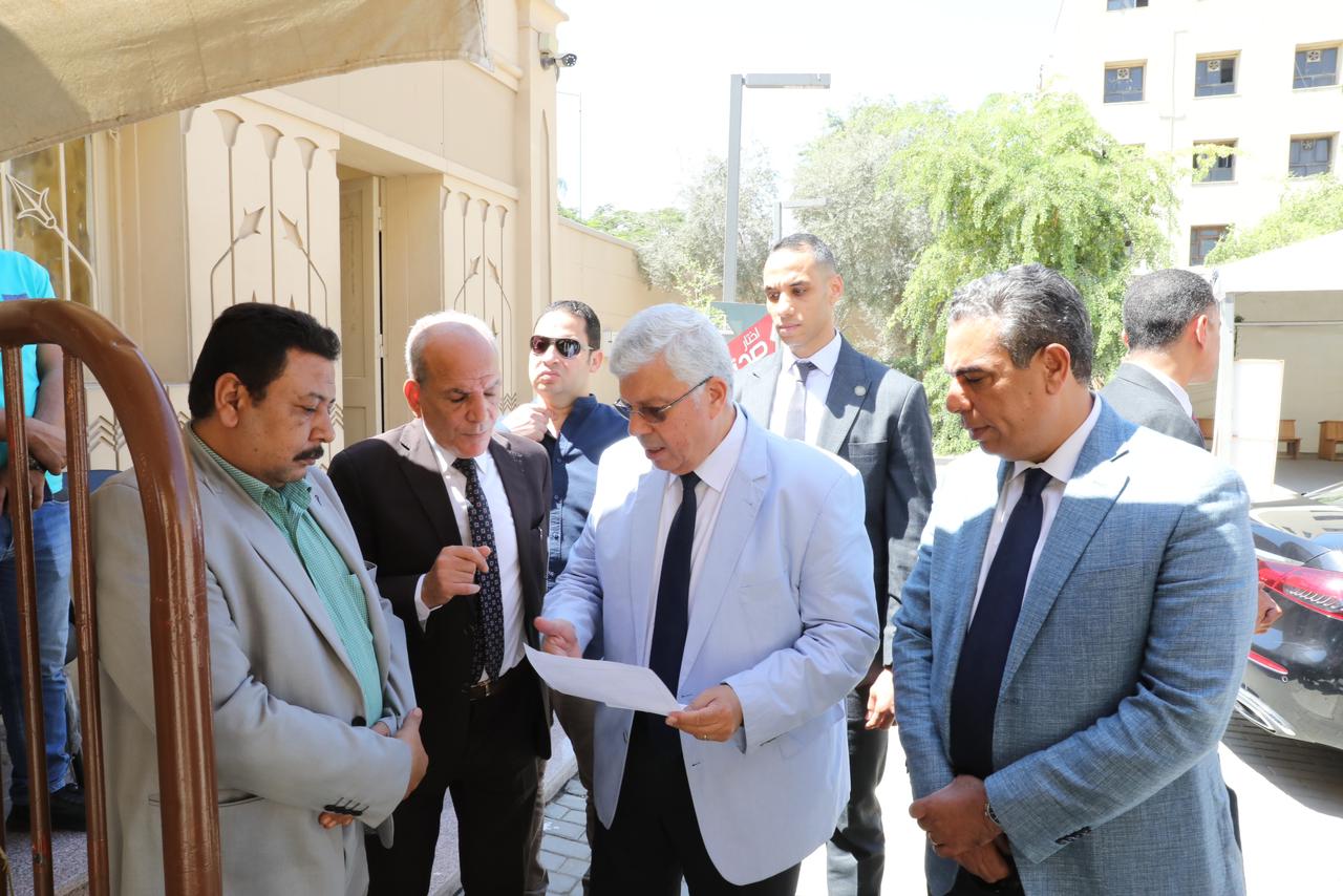 وزير التعليم العالي يتفقد مكتب التنسيق الرئيسي بجامعة عين شمس