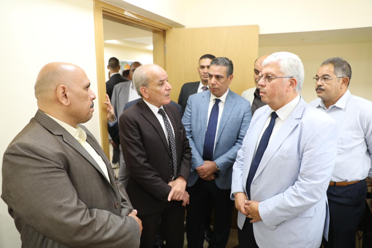 وزير التعليم العالي يتفقد مكتب التنسيق الرئيسي بجامعة عين شمس