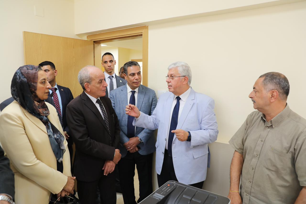 وزير التعليم العالي يتفقد مكتب التنسيق الرئيسي بجامعة عين شمس