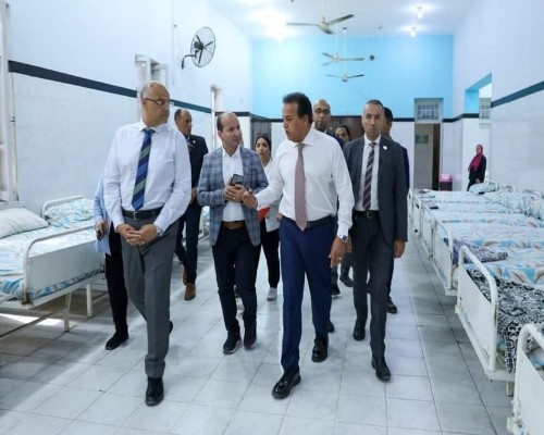 وزير الصحة خلال زيارته لمستشفى الخانكة