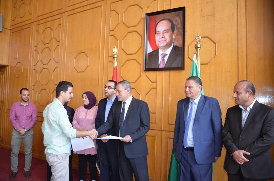 محافظ الإسماعيلية يسلم 59عقد تمليك أراضى ..صور