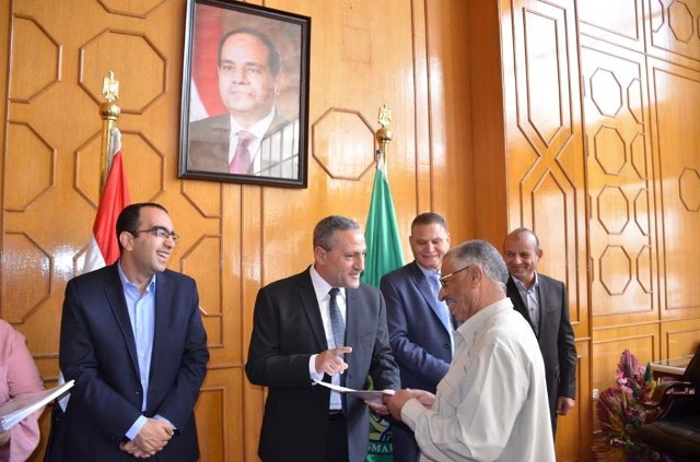 محافظ الإسماعيلية يسلم 59عقد تمليك أراضى ..صور