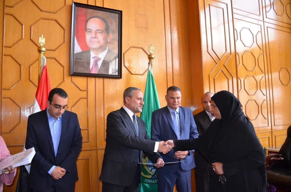 محافظ الإسماعيلية يسلم 59عقد تمليك أراضى ..صور