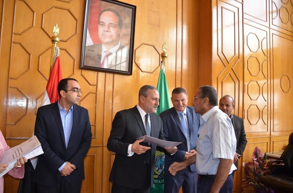 محافظ الإسماعيلية يسلم 59عقد تمليك أراضى ..صور