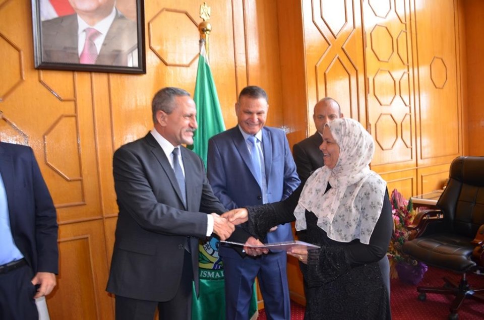 محافظ الإسماعيلية يسلم 59عقد تمليك أراضى ..صور