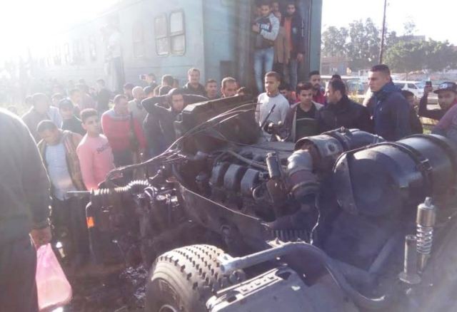 حجز سائقى سيارة التريلا المتسببة فى حادث اصطدام قطار البحيرة .. بالصور