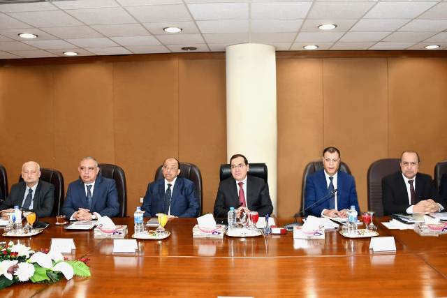 وزير البترول   محطات البنزين  طارق الملا