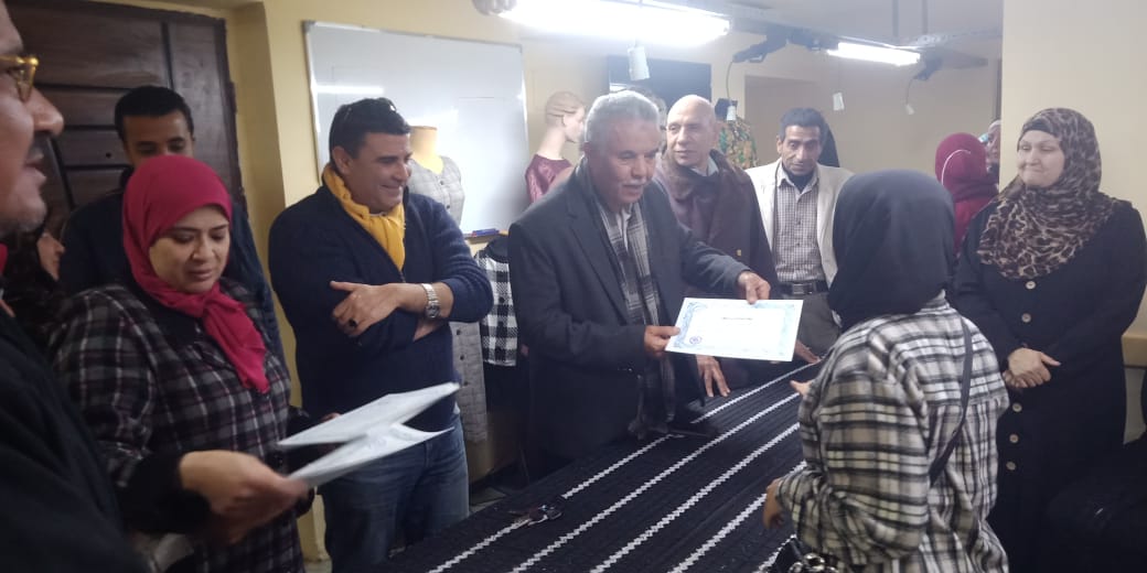 القوى العاملة: تخريج 69 متدربة على الخياطة وعقود عمل لـ43 بالمنوفية