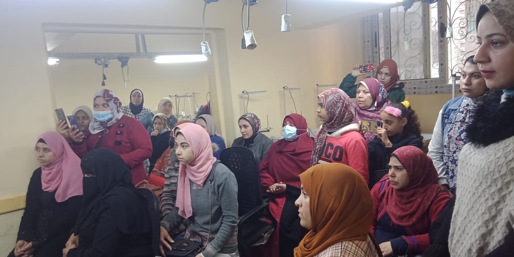 القوى العاملة: تخريج 69 متدربة على الخياطة وعقود عمل لـ43 بالمنوفية