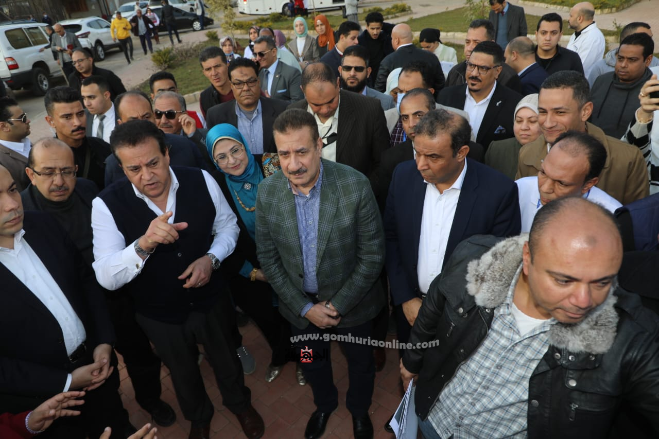 محافظ المنوفية ووزير الصحة خلال جولتهما على المنشآت الطبية