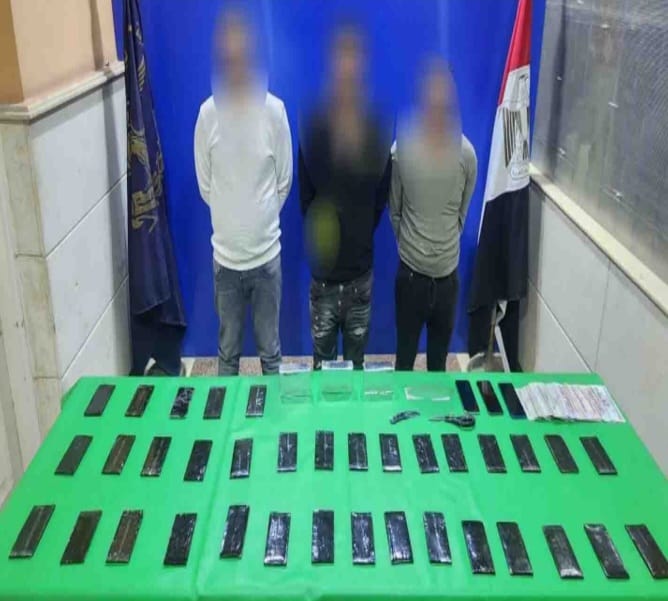 الداخلية تشن حملاتها بمحيط المدارس والجامعات وتضبط 98 متهما من مع