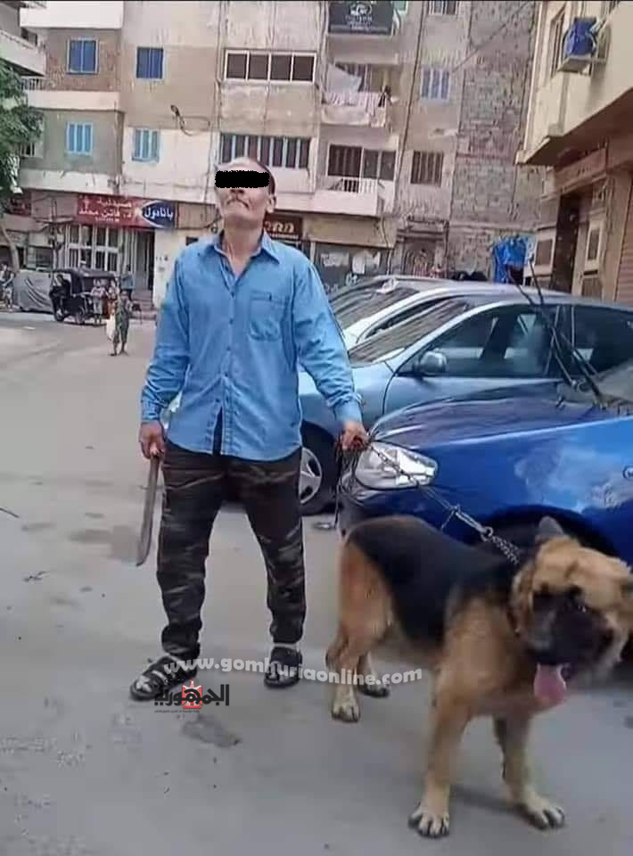 البلطجى اثناء تهديده الاهالى بمنطقة السيوف بسلاح ابيض سيف وكلب مفترس--
