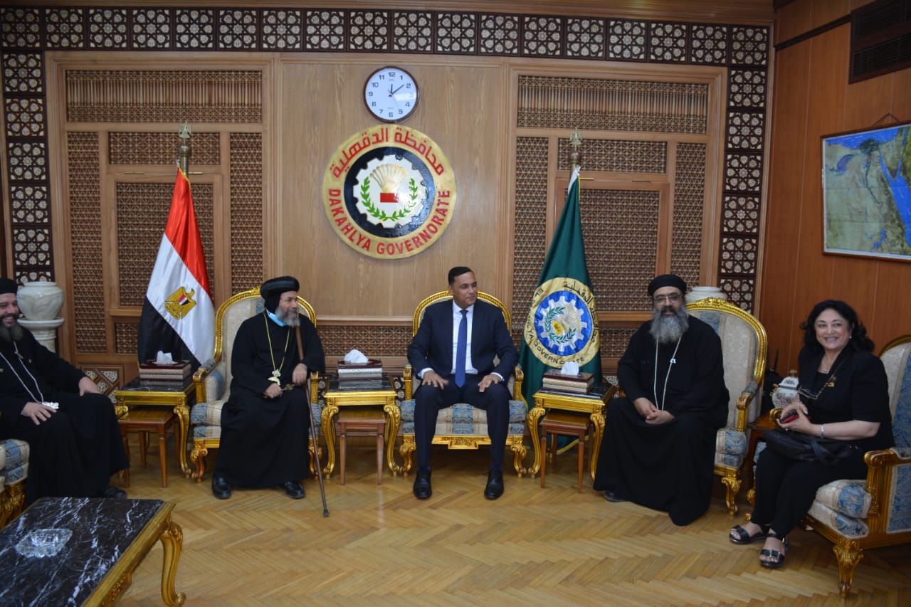 المحافظ يستقبل المهنئين