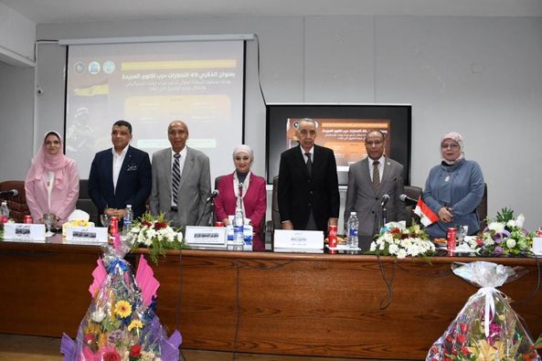 جامعة قناة السويس تكرم 