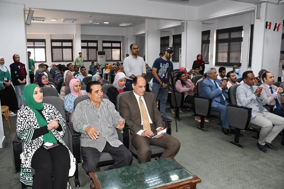 جامعة قناة السويس تكرم 