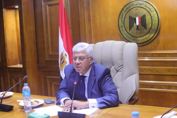 الدكتور ايمن عاشور