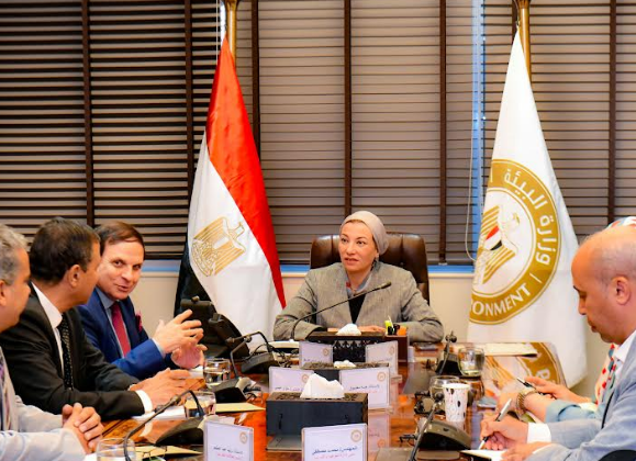  وزيرة البيئة
