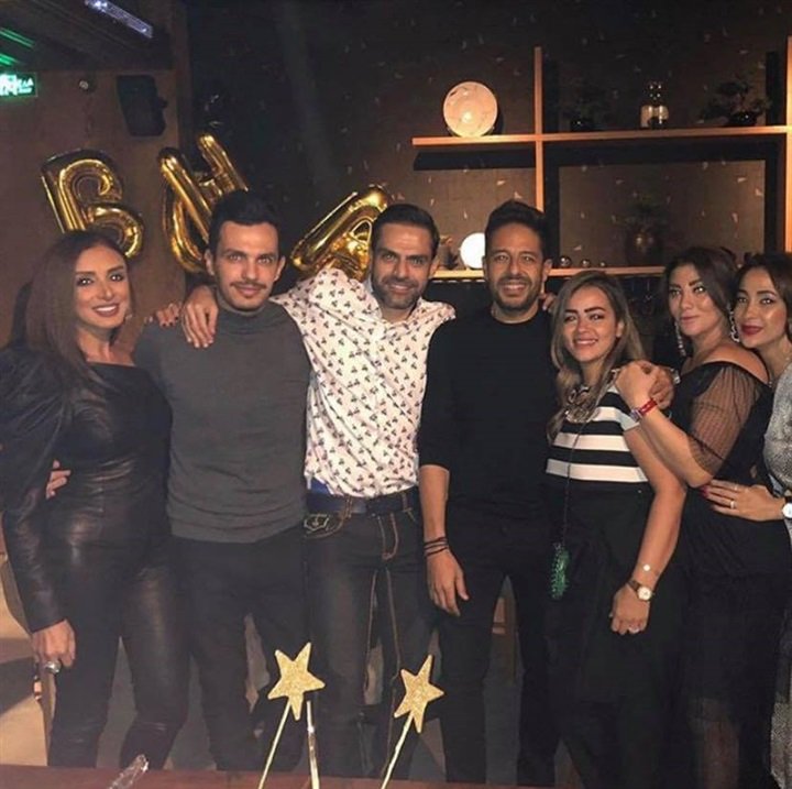زوجة محمد حماقي تخطف الأنظار بأناقتها في حفل عيد ميلاده.. صور