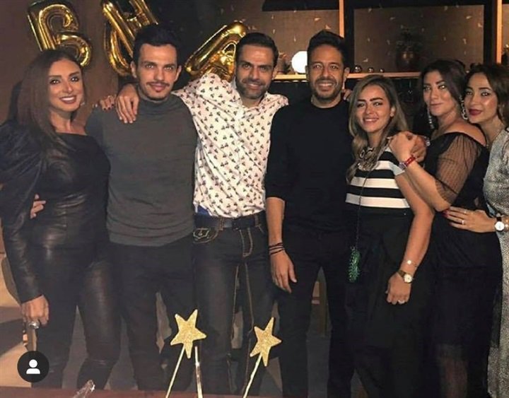 زوجة محمد حماقي تخطف الأنظار بأناقتها في حفل عيد ميلاده.. صور