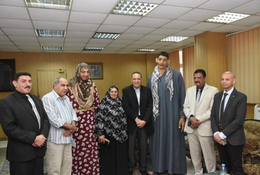 وحدة سكنية ووظيفة ومعاش وتروسيكل هدية من محافظ الشرقية  لاطول شقيقين  لتوفير حياه كريمة لهما