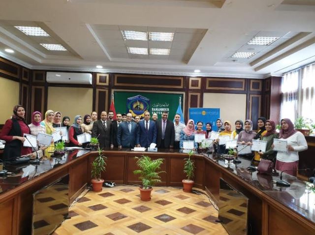 رئيس جامعة دمنهور يكرم الطلاب الحاصلين على منحة البنك المركزي